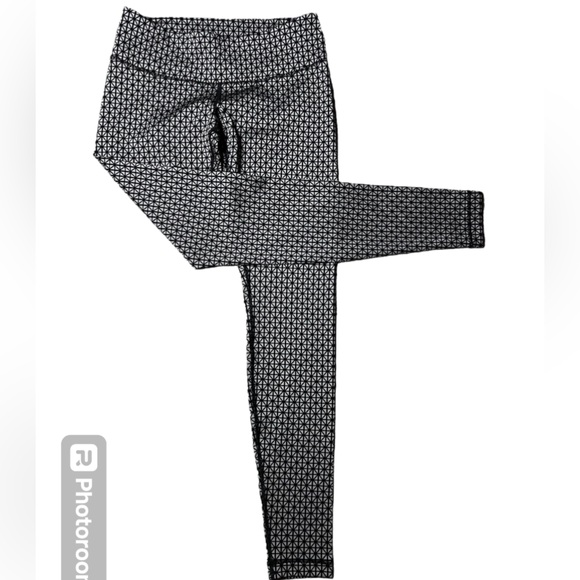 lululemon athletica Pants - SOLD Lululemon Wunder Under Legging in Tri Geo Silver Spoon Black Size 6